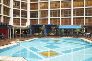 Piscine extérieure, parasols de plage, chaises longues