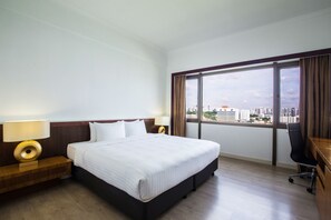 Premium bedding, in-room safe, desk, laptop workspace