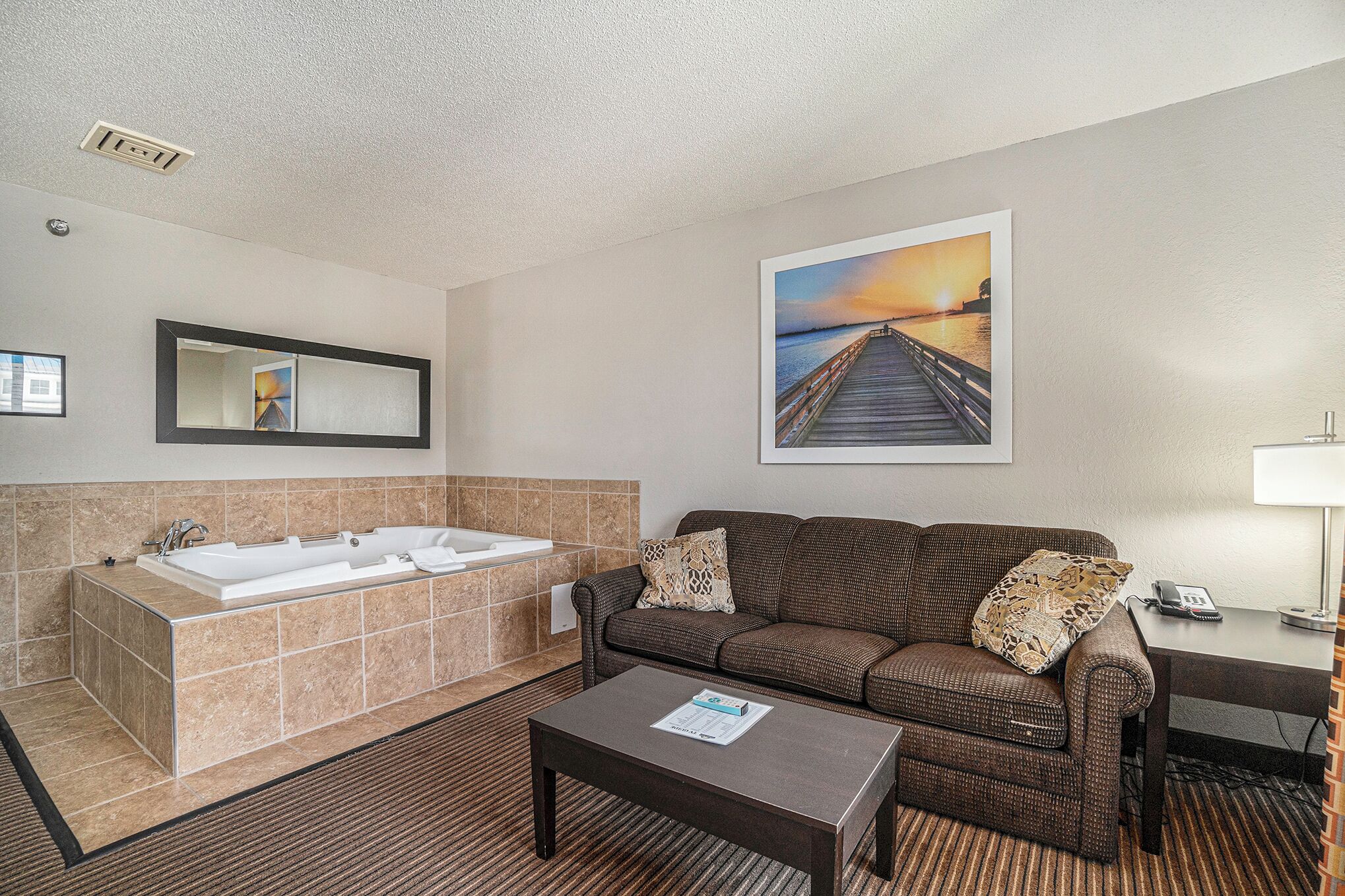 Suite, 1 cama King size, hidromasaje (with fireplace and Sofa) | Escritorio, cortinas blackout y tabla de planchar con plancha 