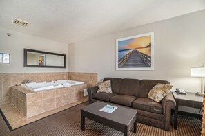 Phòng Suite, 1 giường cỡ king, bồn tắm thủy lực (with fireplace and Sofa) | Bàn, màn/rèm cản sáng, bàn ủi/dụng cụ ủi quần áo