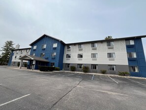 Exterior - Days Inn & Suites by Wyndham Traverse City (Traverse City)