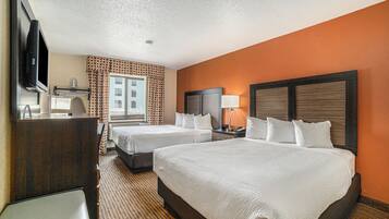 Habitación, 2 camas Queen size, para no fumadores | Escritorio, cortinas blackout y tabla de planchar con plancha