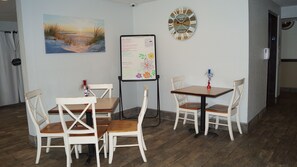 Lobby - Days Inn & Suites by Wyndham Traverse City (Traverse City)