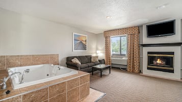 Suite, 1 trĂšs grand lit, baignoire Ă jets (with fireplace and Sofa) | Bureau, rideaux occultants, fer et planche Ă repasser
