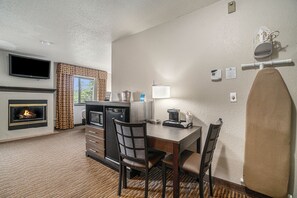Desk, blackout drapes, iron/ironing board, rollaway beds - Days Inn & Suites by Wyndham Traverse City (Traverse City)