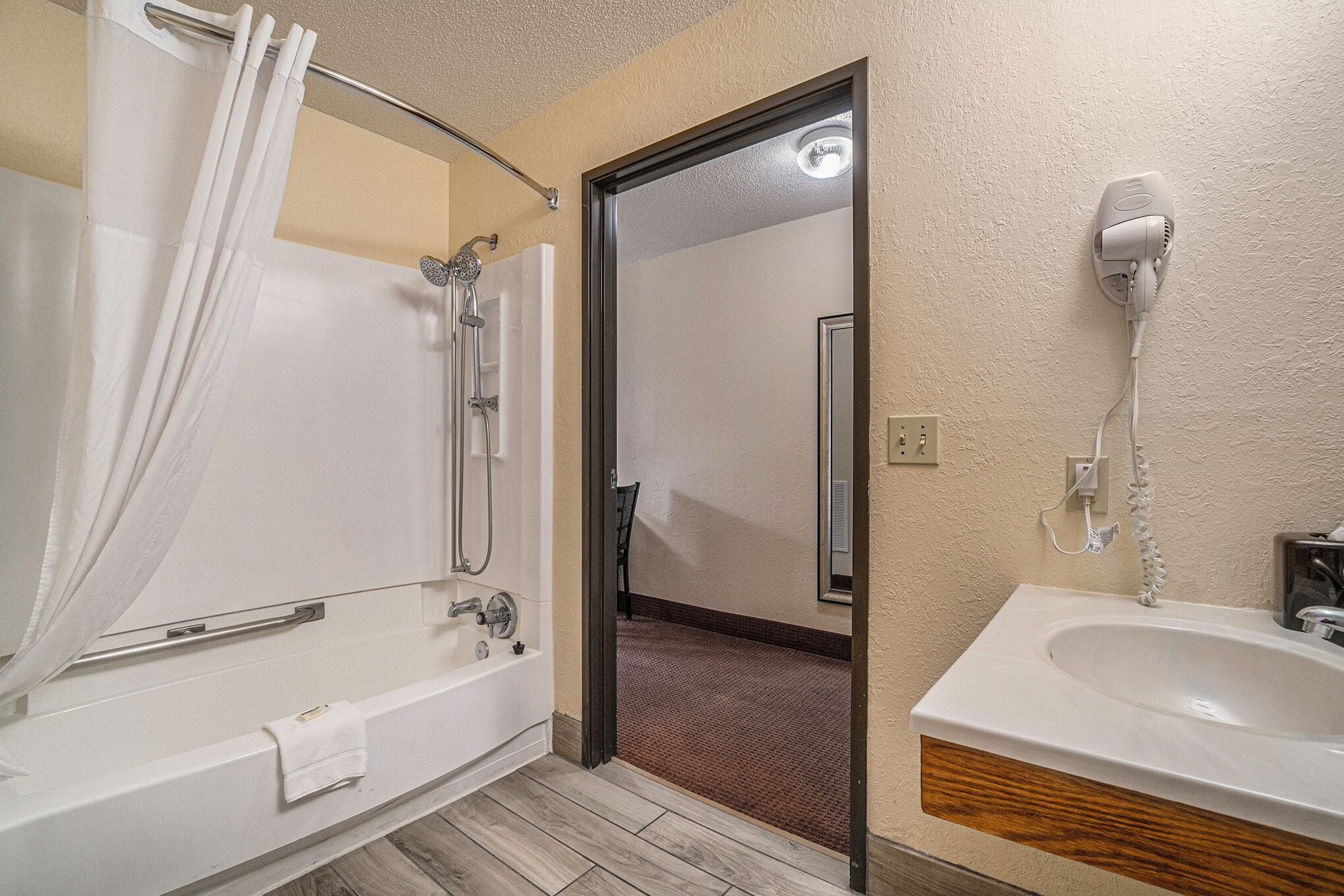combined shower/bathtub, free toiletries, hair dryer, towels