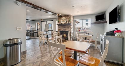 Days Inn & Suites by Wyndham Traverse City