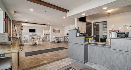 Days Inn & Suites by Wyndham Traverse City