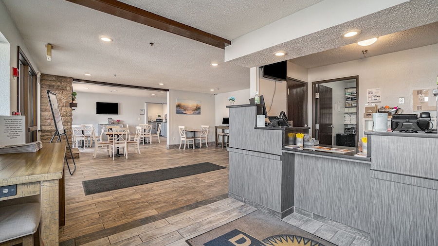 Days Inn & Suites by Wyndham Traverse City
