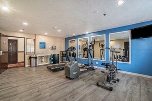 Fitness facility - Days Inn & Suites by Wyndham Traverse City (Traverse City)