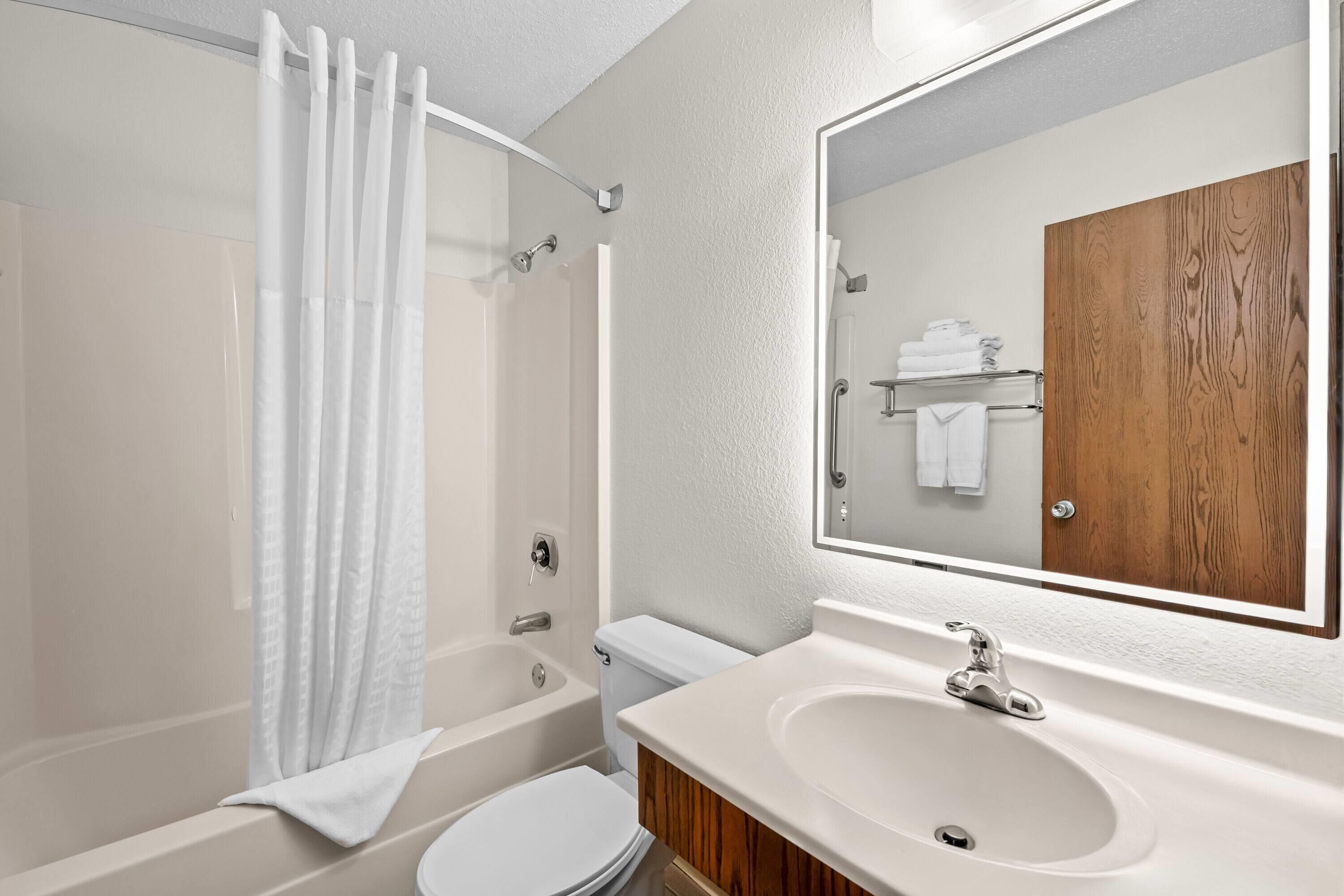 Une salle de bain moderne avec une baignoire, des toilettes et un lavabo.