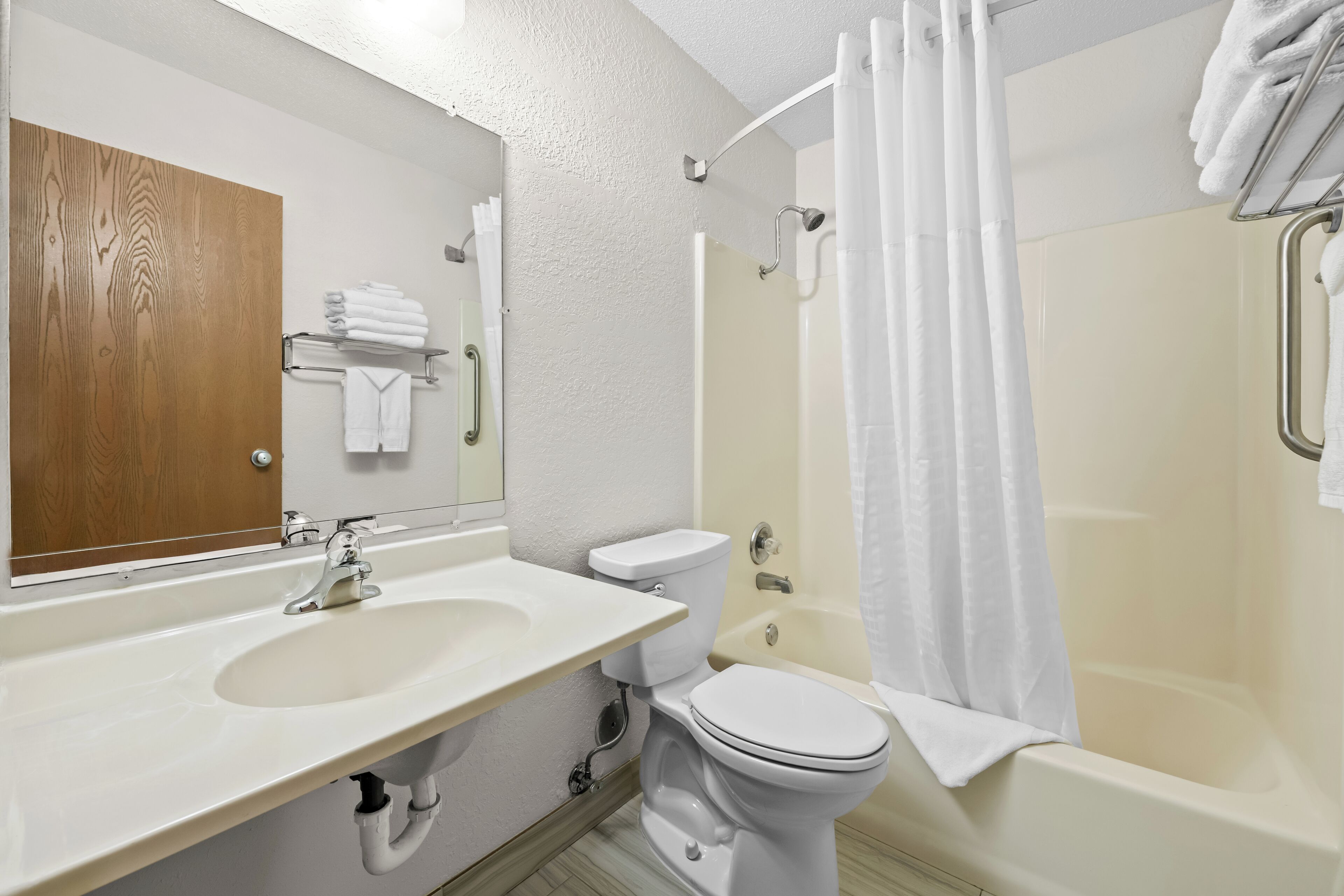 Combined shower/tub, free toiletries, hair dryer, towels