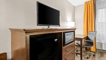 Quarto standard, 1 cama King | Escrivaninha, ferros/tábuas de passar roupa, berços grátis