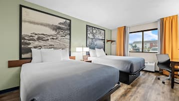 Rom – standard, 2 queensize-senger, kjøleskap og mikrobølgeovn | Skrivebord, strykejern/-brett og barnesenger (inkludert)