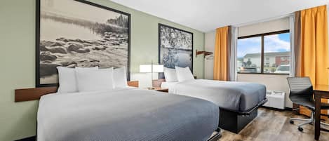 Habitación estándar, 2 camas Queen size, refrigerador y microondas | Escritorio, tabla de planchar con plancha y cunas gratuitas