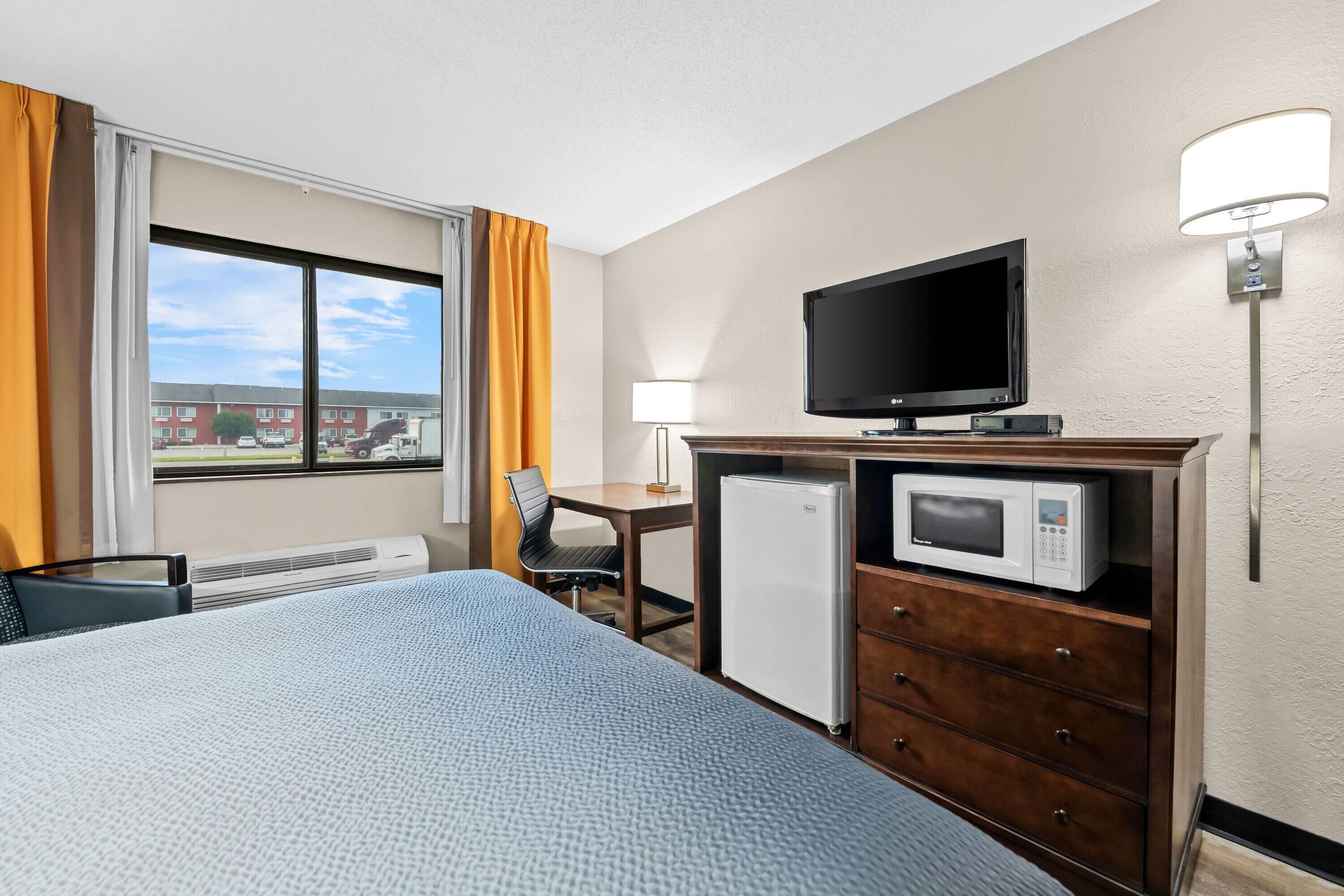 Standard Room, 1 Queen Bed | Desk, iron/ironing board, free cribs/infant beds, free WiFi