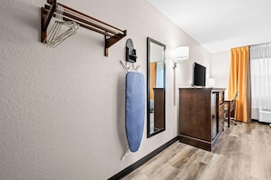 Habitación, 1 cama de matrimonio, accesible para personas con discapacidad, no fumadores (Mobility) | Escritorio, tabla de planchar con plancha, cunas gratuitas y wifi