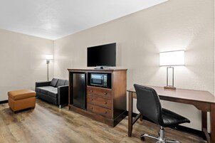 Deluxe Queen, Non Smoking | Desk, iron/ironing board, free cribs/infant beds, free WiFi