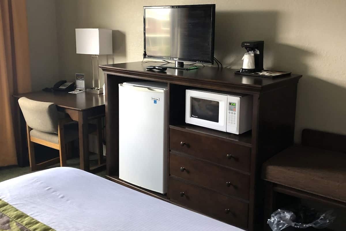 Bureau, fer et planche à repasser, lit de bébé (gratuit)