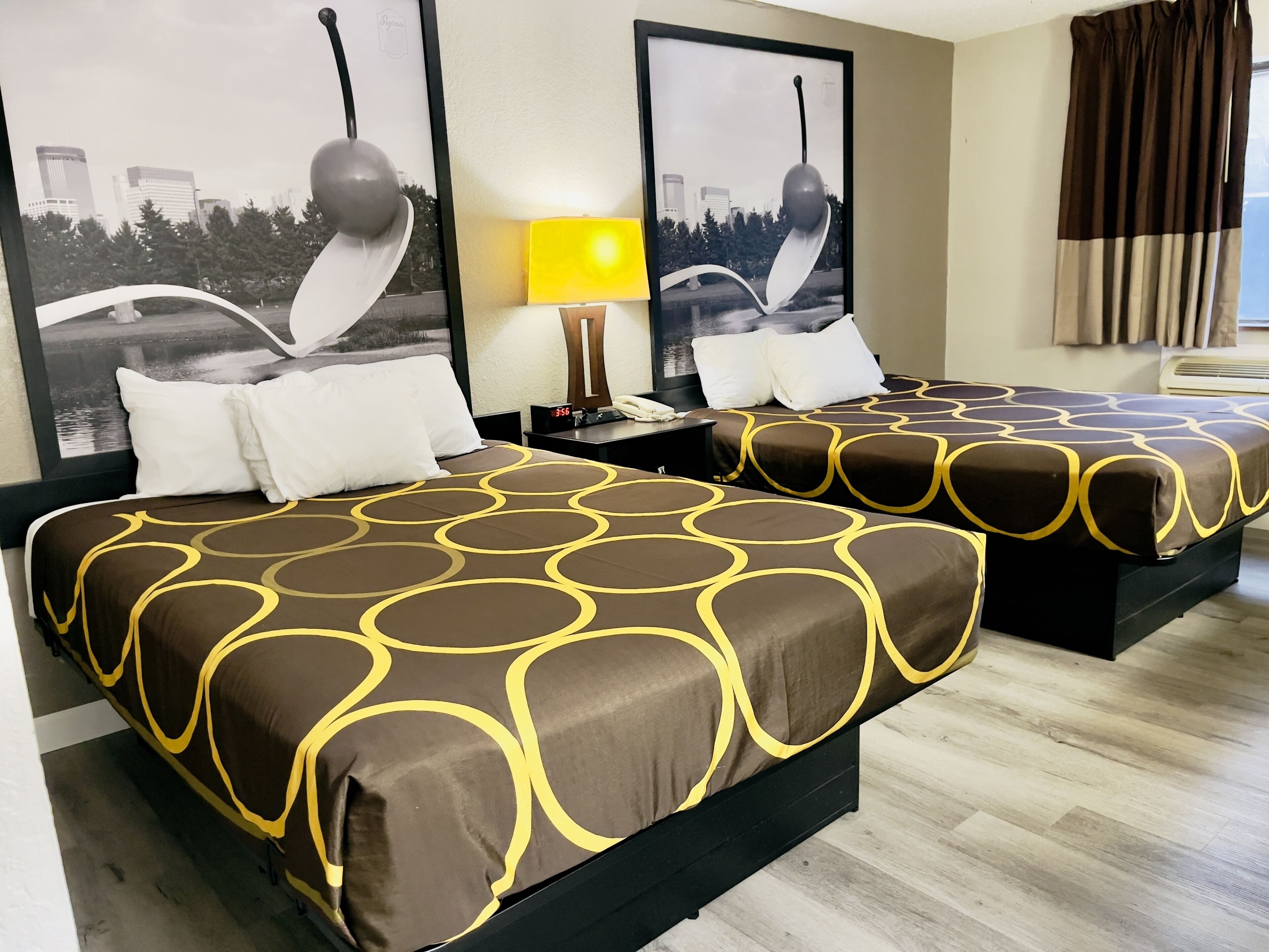 Standaard kamer, 2 queensize bedden, niet-roken | Een bureau, een laptopwerkplek, verduisterende gordijnen, gratis wifi