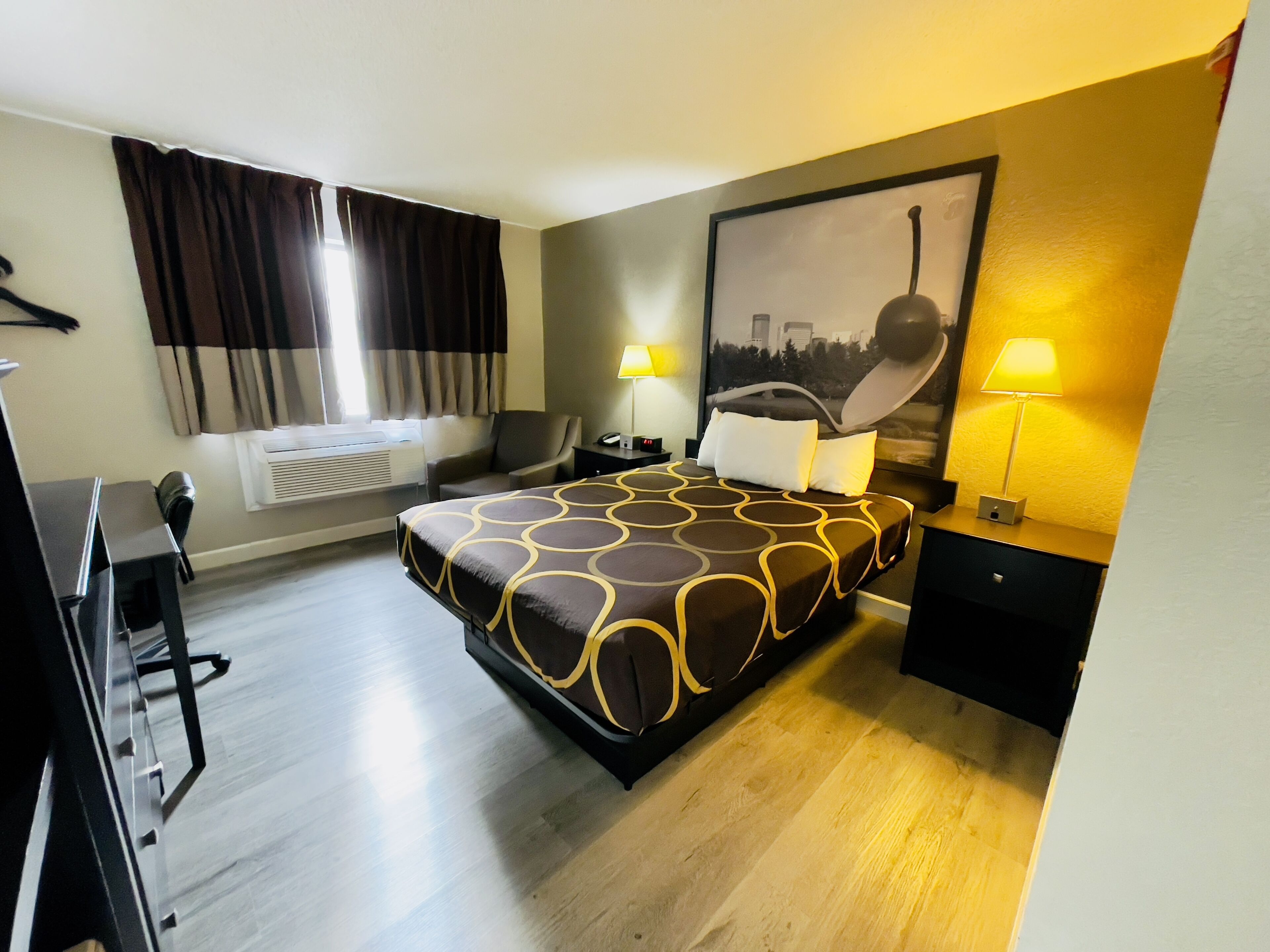 办公桌、笔记本电脑工作区、遮光窗帘、免费 WiFi