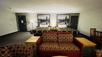 Suite estudio, 2 camas Queen size, para no fumadores | Escritorio, espacio para trabajar con laptop y cortinas blackout