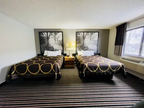 Suite, 2 camas de matrimonio | Escritorio, espacio para trabajar con un portátil, cortinas opacas