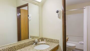 Suite estudio, 2 camas Queen size, para no fumadores | Baño | Secadora de cabello y toallas