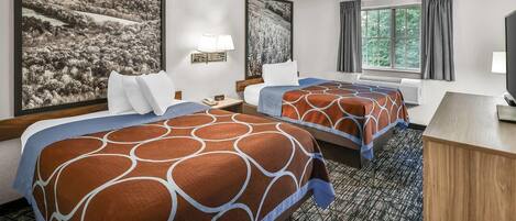Une chambre d’hôtel avec deux lits, une grande fenêtre et des œuvres d’art accrochées aux murs.