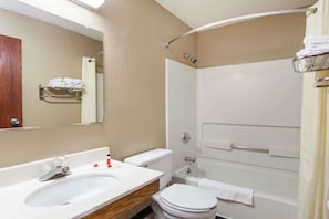 Un baño con lavamanos, inodoro y bañera.