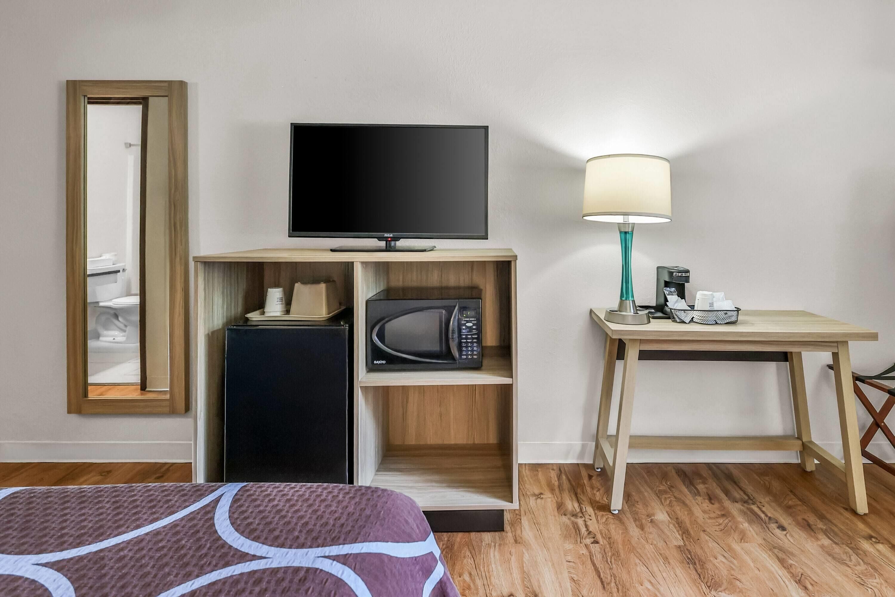 Kamer, 1 queensize bed, niet-roken (Pet Friendly) | Een kluis op de kamer, een bureau, een strijkplank/strijkijzer