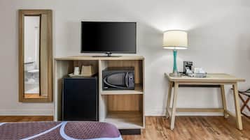 Kamer, 1 queensize bed, niet-roken (Pet Friendly) | Een kluis op de kamer, een bureau, een strijkplank/strijkijzer