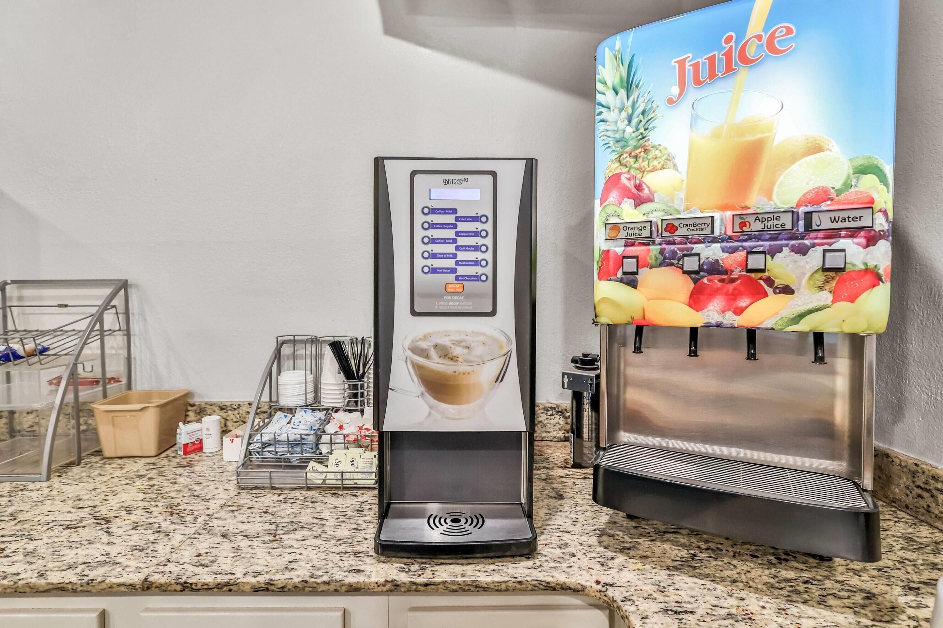 Una máquina de café y un dispensador de jugo sobre una encimera de cocina.