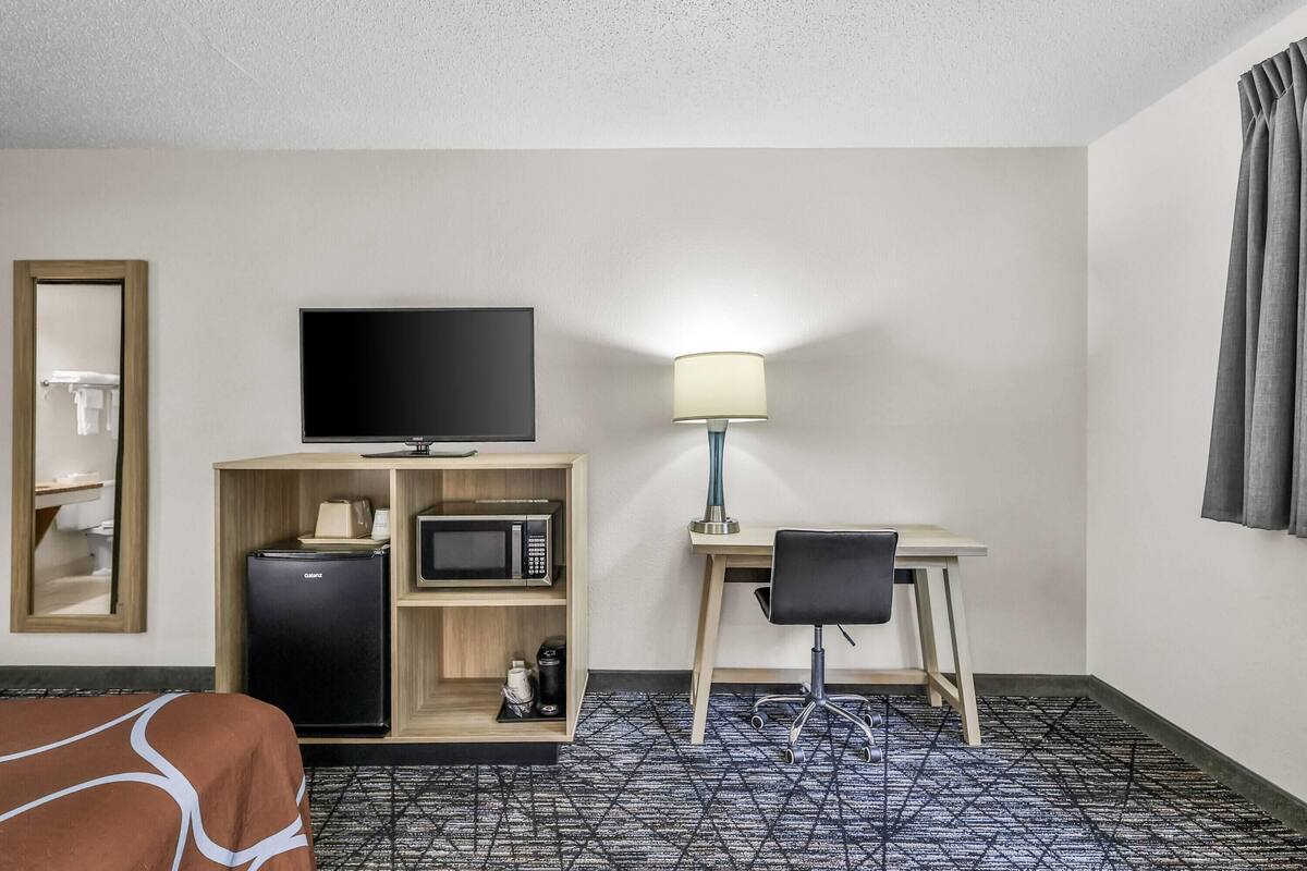 Room, 1 Queen Bed, Non Smoking | In-room safe, desk, iron/ironing board (on request)