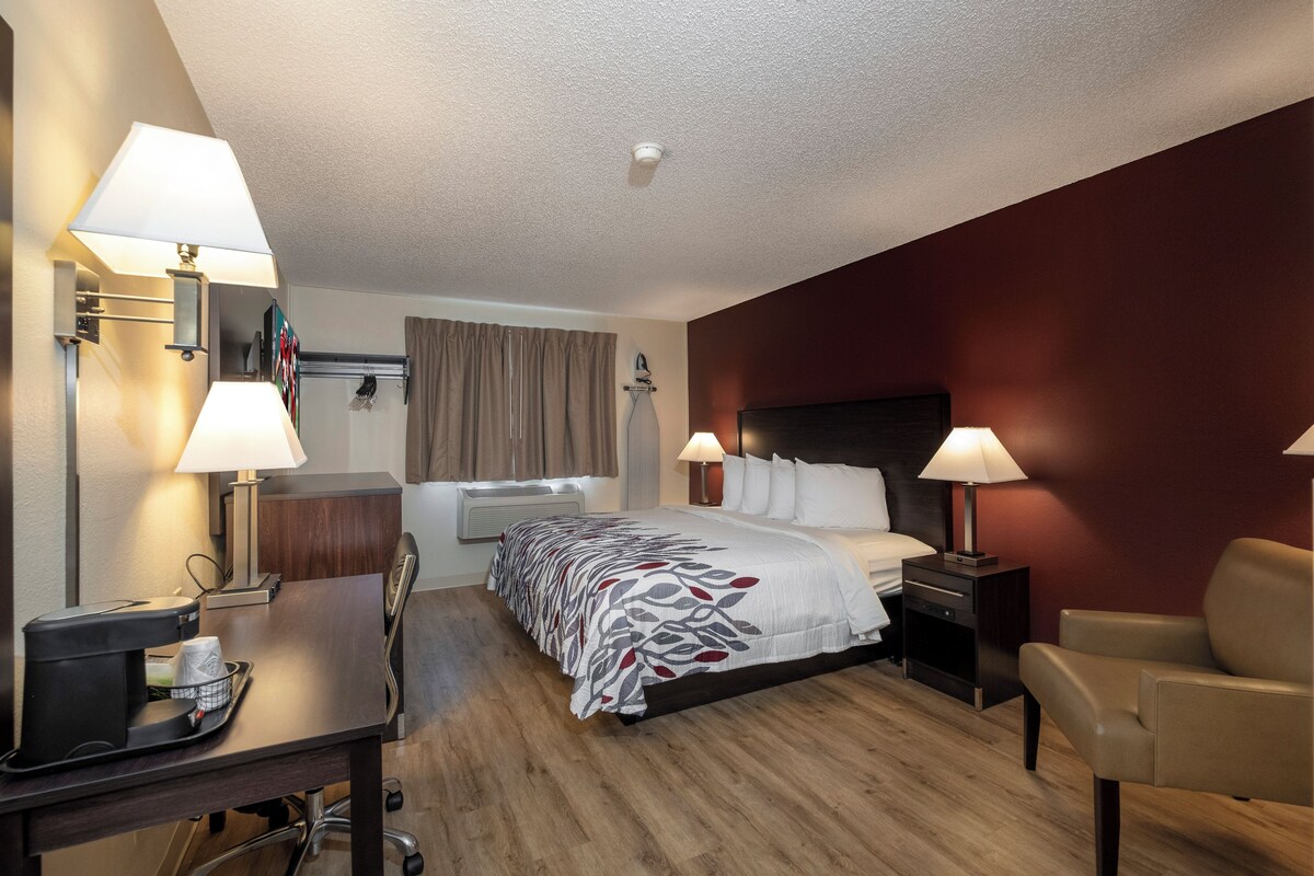 Superior Room, 1 King Bed (Smoke Free) | 1 bedroom, desk, laptop workspace, blackout curtains