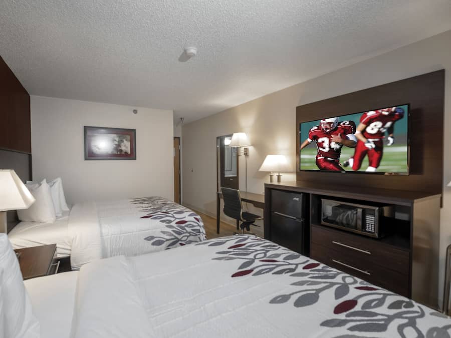 Quarto luxo, 2 camas Queen (Smoke Free) | 1 quarto, escrivaninha, espaço de trabalho para notebook