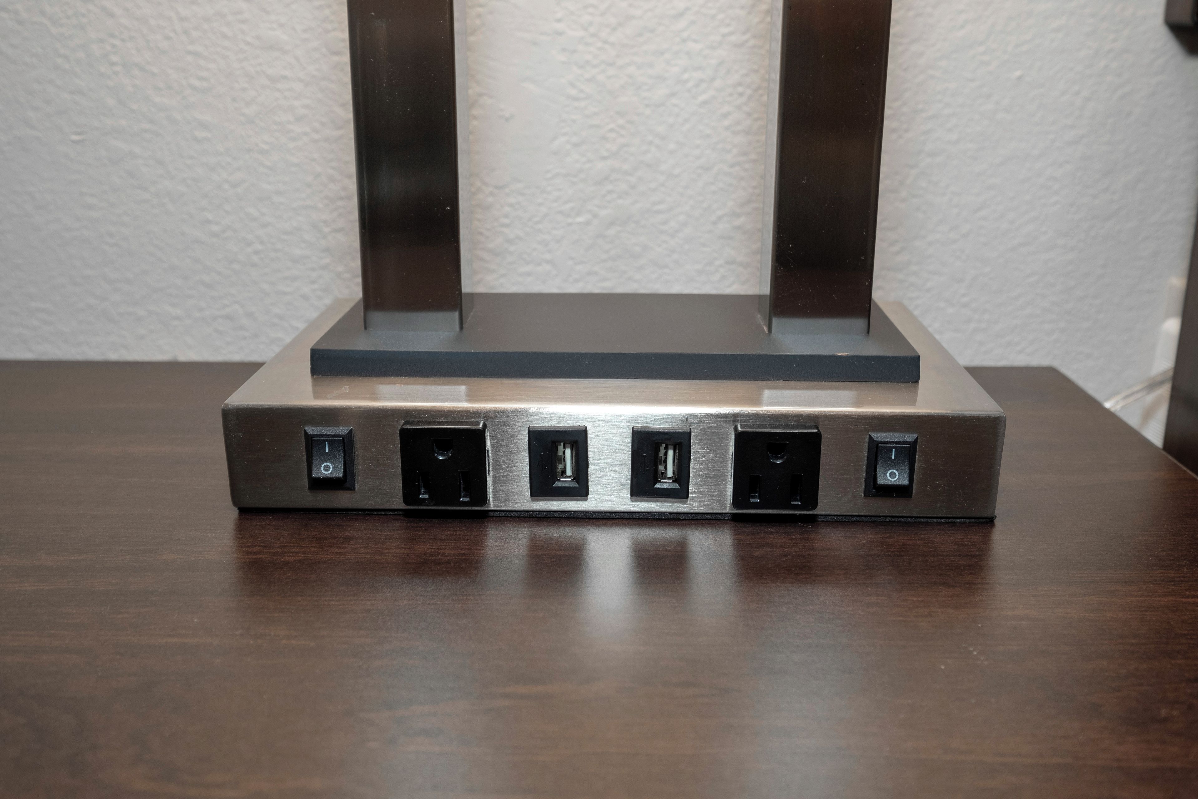 Une multiprise dotée de plusieurs prises et de ports USB, posée sur une surface en bois.
