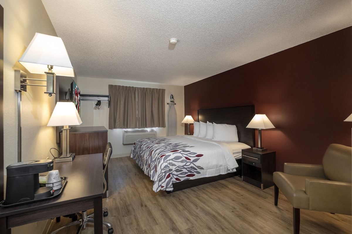 1 habitación, escritorio y espacio para trabajar con laptop