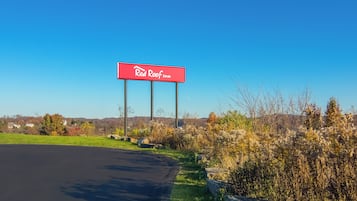 Señal de Red Roof Inn en un día despejado.