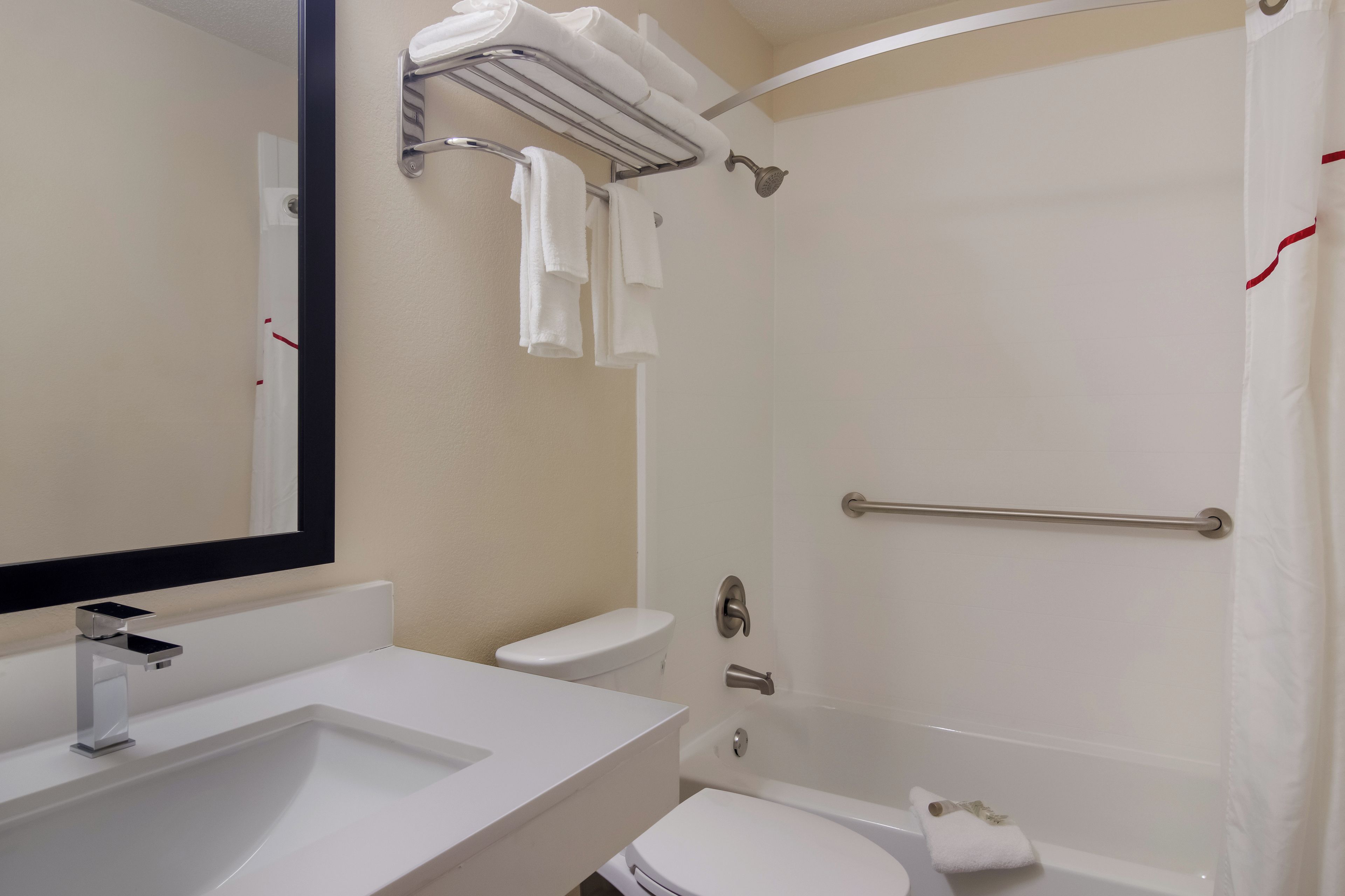 Un baño con lavamanos, inodoro y ducha.