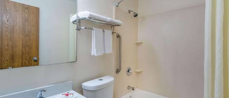 Een badkamer met een wastafel, toilet en bad.