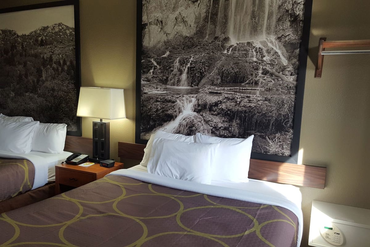 Escritorio, wifi gratis y ropa de cama