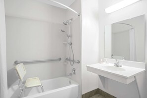 Chambre, 1 très grand lit, accessible aux personnes à mobilité réduite (Mobility Accessible) | Salle de bain | Ensemble douche/baignoire, sèche-cheveux, serviettes fournies