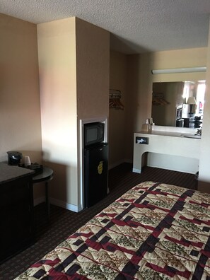 Standard Room, 1 King Bed, Non Smoking | Soundproofing, free WiFi, bed sheets - Western Motel (Magee)