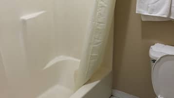 Ensemble douche/baignoire, serviettes fournies