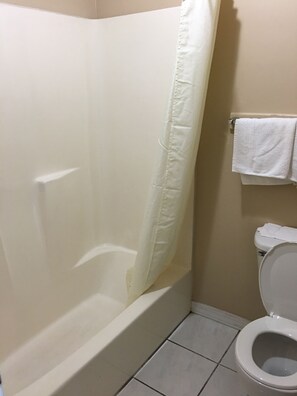 Combined shower/bathtub, towels