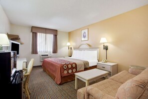 In-room safe, desk, blackout curtains, iron/ironing board - Super 8 by Wyndham Clearwater/St. Petersburg Airport (Clearwater)