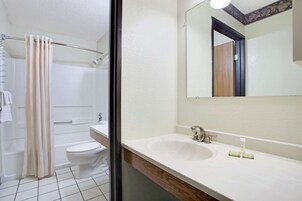 Ducha y bañera combinadas y artículos de higiene personal gratuitos