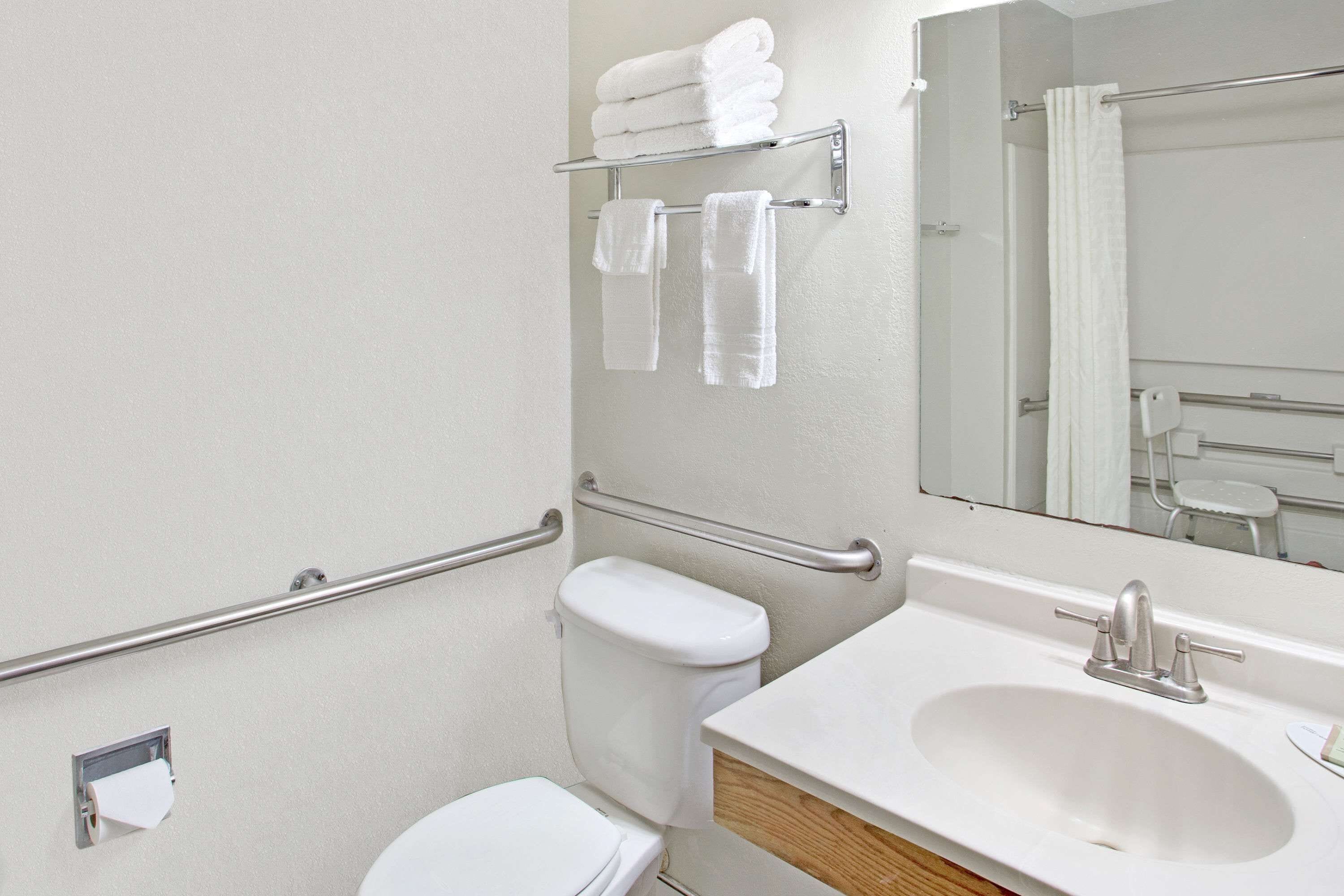 Ducha y bañera combinadas y artículos de higiene personal gratuitos