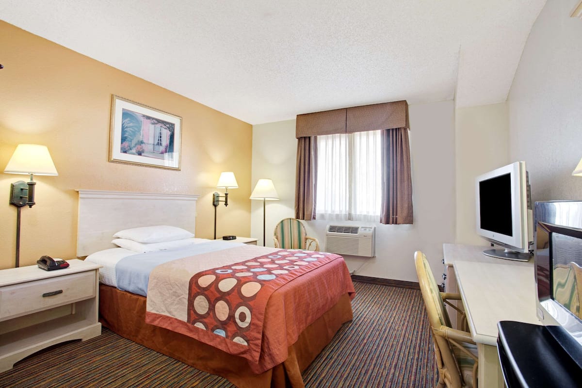 Chambre, 1 grand lit, accessible aux personnes à mobilité réduite (Mobility/Hearing, roll-in shower) | Coffres-forts dans les chambres, bureau, fer et planche à repasser